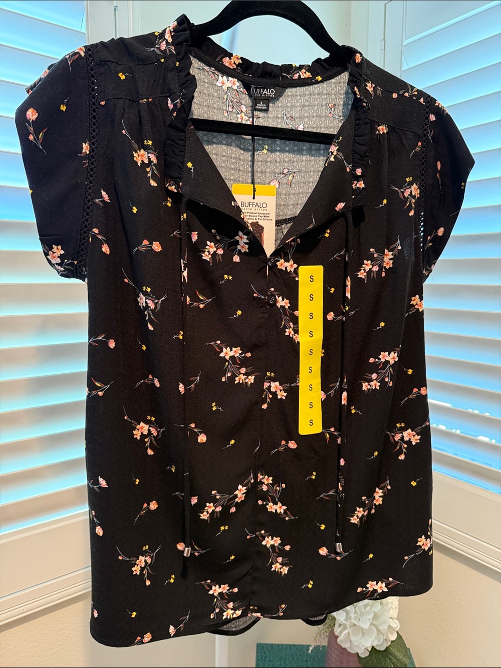 Buffalo David Bitton Black Floral Cap-Sleeve Blouse NWT size small